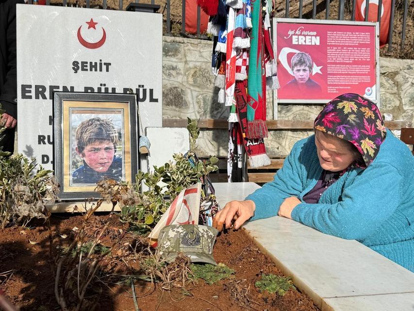 ŞEHİT EREN BÜLBÜL'ÜN 23. YAŞ GÜNÜ EREN BÜLBÜL'ÜN ANNESİ AYŞE BÜLBÜL: "İNŞALLAH TERÖR BİTER, YENİ ERENLER ÖLMEZ" "İYİ Kİ EREN GİBİ BİR EVLAT DÜNYAYA GETİRDİM. ÖYLE BİR EVLADIN ANNESİ OLDUĞUM İÇİN MUTLUYUM, HUZURLUYUM"