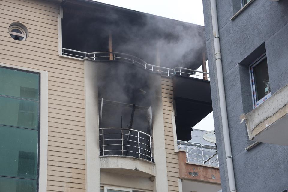 İşçilerin kaldığı apartman dairesi alevlere teslim oldu