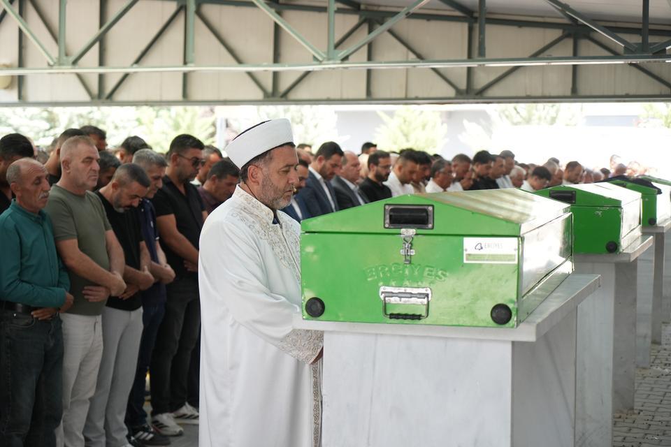 NİĞDE'DE OTOMOBİLDE ÖLÜ BULUNAN KADIN SON YOLCULUĞUNA UĞURLANDI