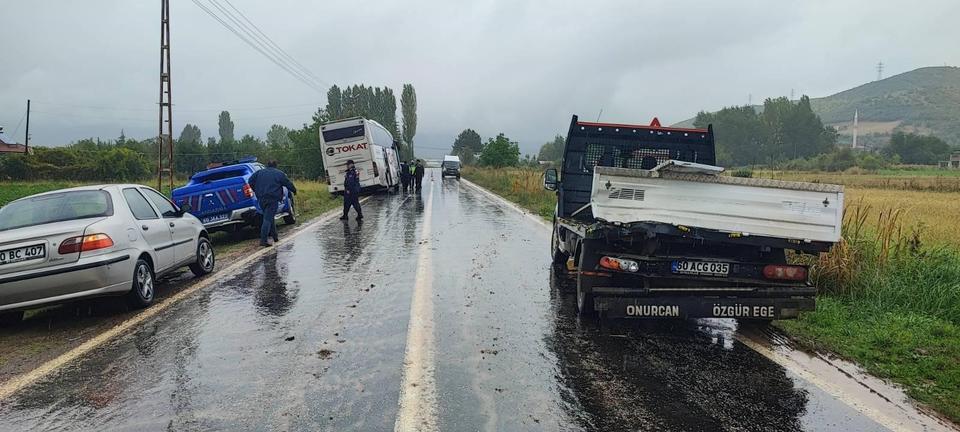Otobüs kazası: 1'i ağır 2 yaralı