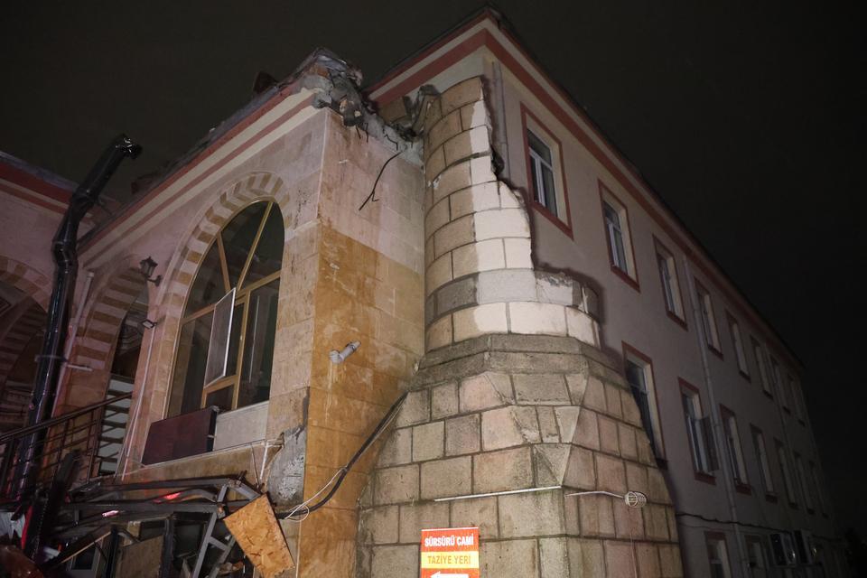 Yıldırımın isabet ettiği caminin minaresi yıkıldı