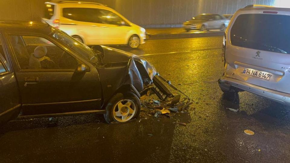 Zincirleme trafik kazası: Trafik durma noktasına geldi, 3 kişi yaralandı