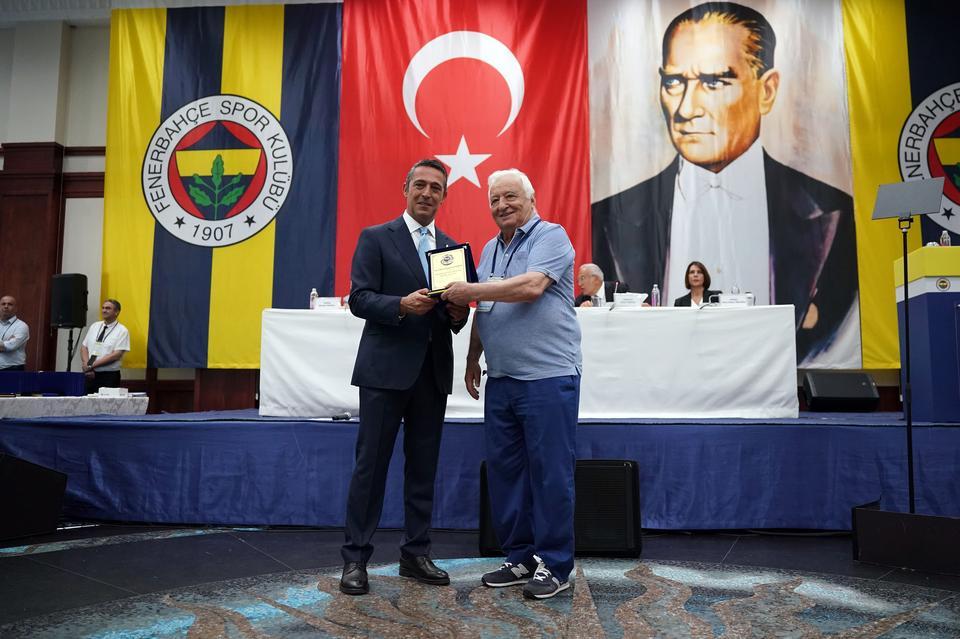 Fenerbahçe'nin eski futbolcusu Ogün Altıparmak hayatını kaybetti