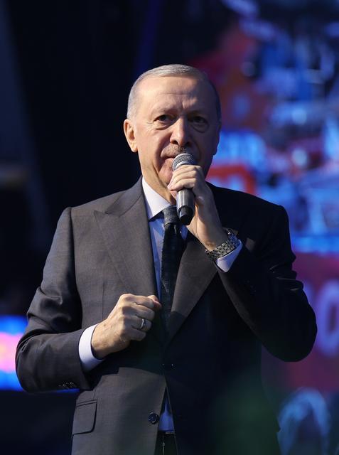 CUMHURBAŞKANI ERDOĞAN, AK PARTİ 8'İNCİ OLAĞAN BÜYÜK KONGRESİ'NDE KONUŞTU CUMHURBAŞKANI ERDOĞAN: "İMTİYAZLARINI KAYBETMEK İSTEMEYENLER ESKİ VESAYETÇİ SÖYLEMLERLE SİYASETE VE HÜKÜMETE AYAR VERMEYE ÇALIŞIYOR" CUMHURBAŞKANI RECEP TAYYİP ERDOĞAN: "ESKİ KÖTÜ ALIŞKANLIKLARINIZDA ISRAR EDERSENİZ, BİZ DE SİZE BUNA GÖRE MUAMELE EDERİZ" "MİLLETİMİZ DE DESTEK VERDİKÇE ÇOK DAHA FAZLASINI YAPACAĞIZ" "ULUSLARARASI YATIRIMLARDA DA TARİHİ BİR ATILIM GERÇEKLEŞTİRDİK" "MERKEZ BANKAMIZIN REZERVLERİ 173 MİLYAR DOLARI AŞARAK CUMHURİYET TARİHİMİZİN EN YÜKSEK SEVİYESİNE ULAŞTI" "EN BÜYÜK KORKUMUZ, KENDİ STATÜKOMUZA TESLİM OLMAKTIR" "REKABETÇİ ÜRETİM YAPISINI TESİS EDECEĞİZ" "HAYAT PAHALILIĞININ BAŞLICA SEBEPLERİNDEN BİRİ OLAN KİRA VE KONUT FİYATLARINI DENGEYE GETİRECEĞİZ" "ERİŞİLEBİLİR VE KALİTELİ SAĞLIK HİZMETLERİNİ DAHA DA GELİŞTİRECEĞİZ"