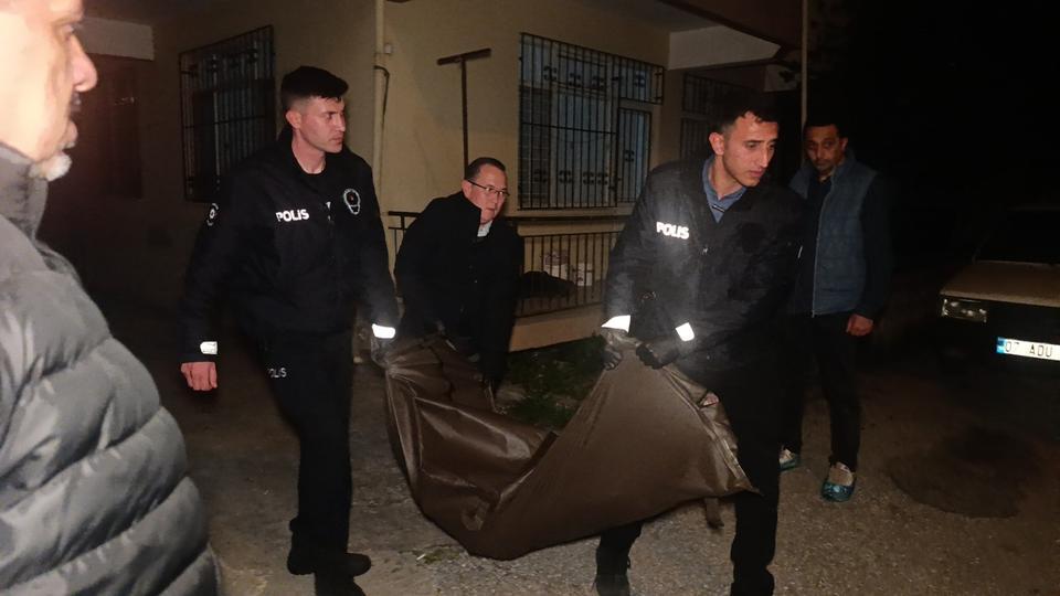 AYNI EVDEN 2 AYDA 3 AYRI CENAZE ÇIKTI BİRLİKTE YAŞADIĞI ANNESİNİ ŞUBAT AYINDA, BABASINI DA 11 GÜN ÖNCE KAYBEDEN ADAM, TEK KALDIĞI EVİNDE ÖLÜ BULUNDU HAYATINI KAYBEDEN KİŞİNİN ELEKTRİKLİ BATTANİYEYİ FİŞE TAKMAK İSTERKEN ELEKTRİK ÇARPMASI SONUCUNDA YAŞAMINI YİTİRMİŞ OLABİLECEĞİ DEĞERLENDİRİLİYOR
