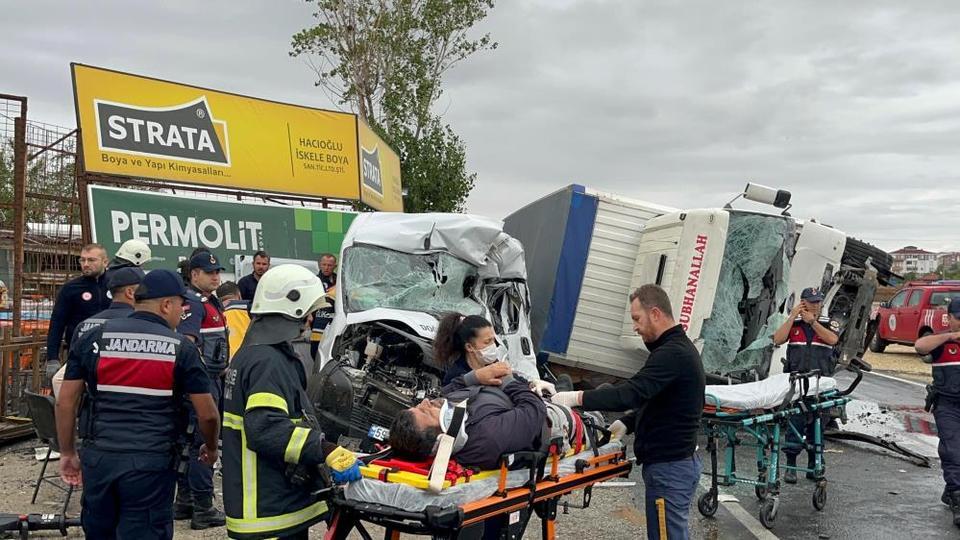 İşçi servisi ile kamyon çarpıştı: Çok sayıda yaralı