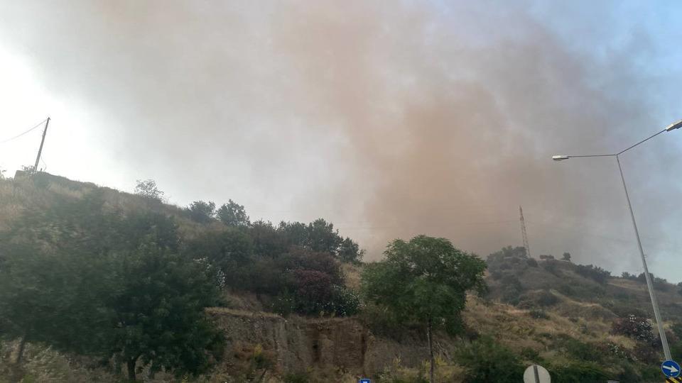 KENTİN ZİRVE NOKTASINDAN YÜKSELEN KARA DUMANLAR PANİKLETTİ