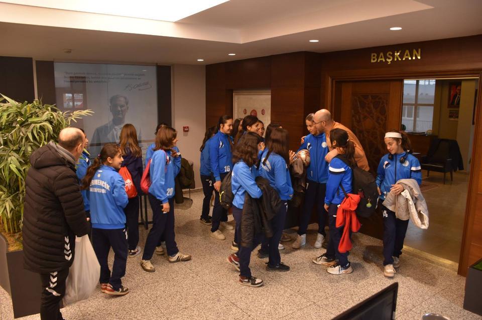 Başkan Zencirci'nden kız futbol takımına destek