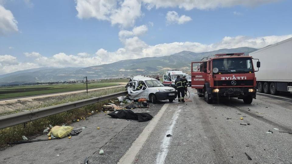 Tır hafif ticari araca arkadan çarptı: 2 ölü, 2 yaralı