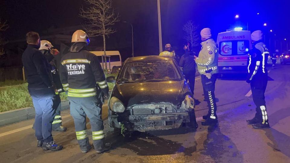 Alkollü otomobil sürücüsü önce ağaca, ardından tabelaya çarparak karşı şeride geçti
