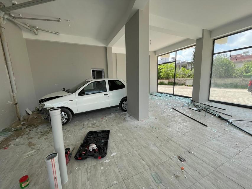 Kontrolden çıkan otomobil dükkana girdi