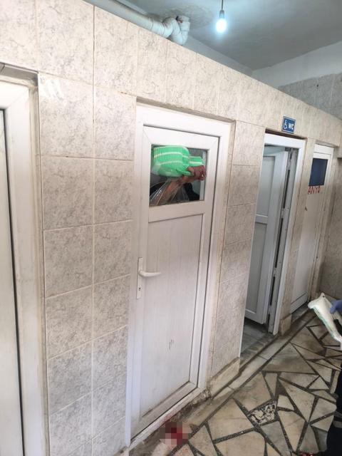 Madde krizine giren kişi caminin tuvalet camlarını parçaladı