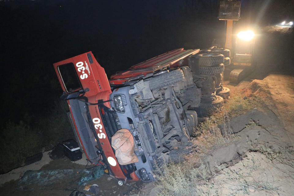 Orman yangınına müdahale eden arazöz devrildi: 2 işçi yaralandı
