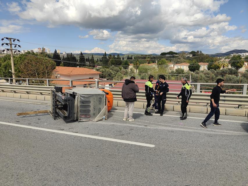 DEVRİLEN FORKLİFTİN ALTINDA KALAN İŞÇİ YARALANDI