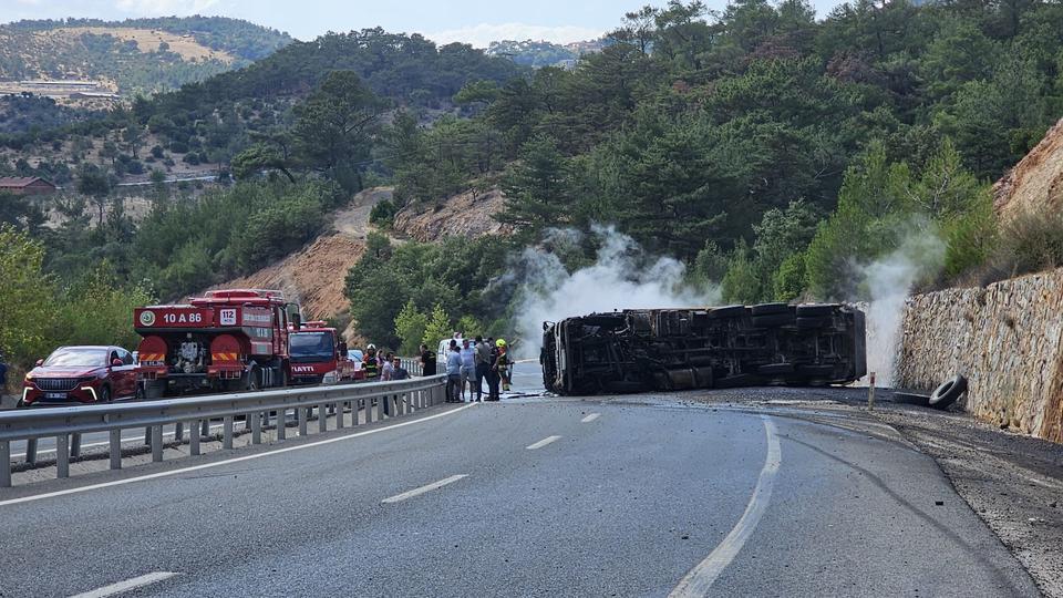 Devrilen kamyon alev aldı, yol trafiğe kapandı