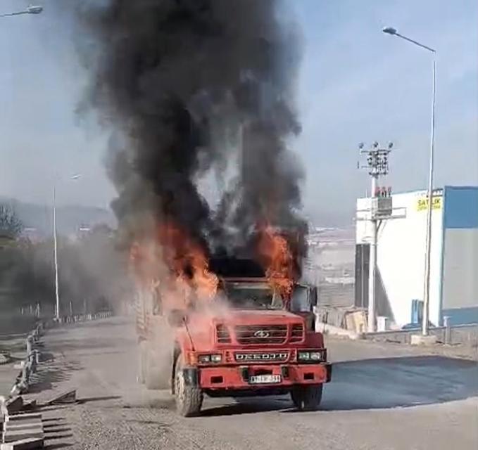 Aynı noktada yarım saat arayla iki kamyon yandı