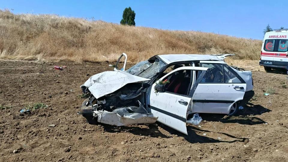 Takla atan otomobil hurdaya döndü: 2 yaralı
