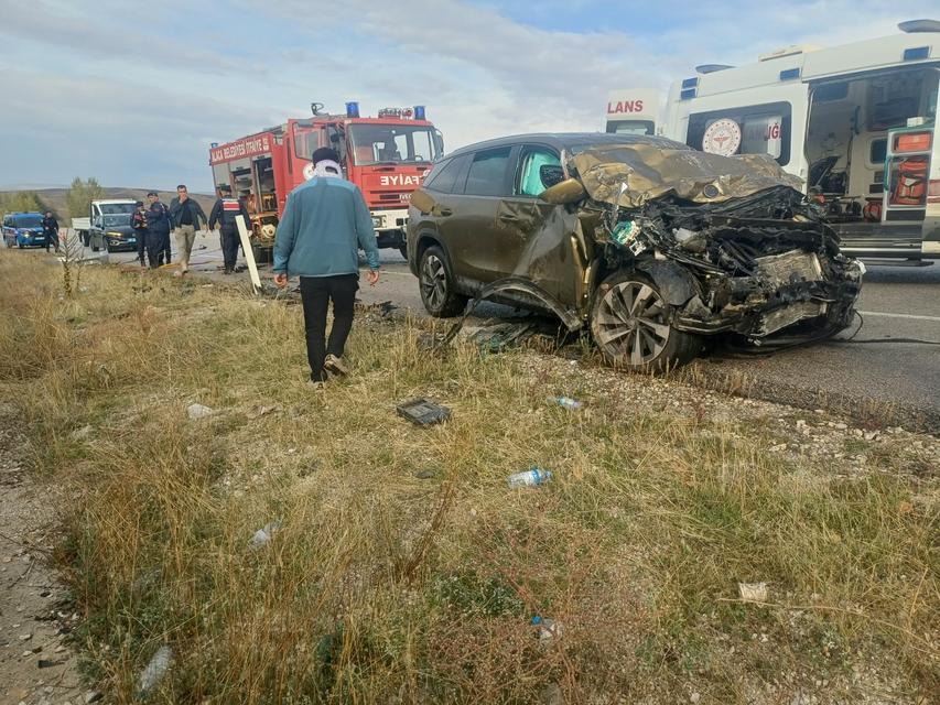ÇORUM'DA OTOMOBİL İLE CİP ÇARPIŞTI: 4 ÖLÜ, 2 YARALI