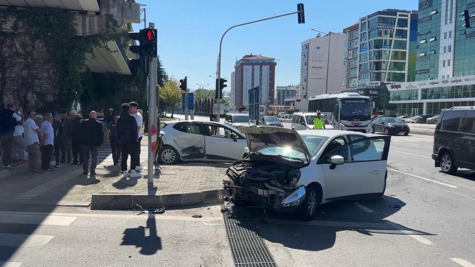 Kavşakta otomobiller çarpıştı: 1 yaralı