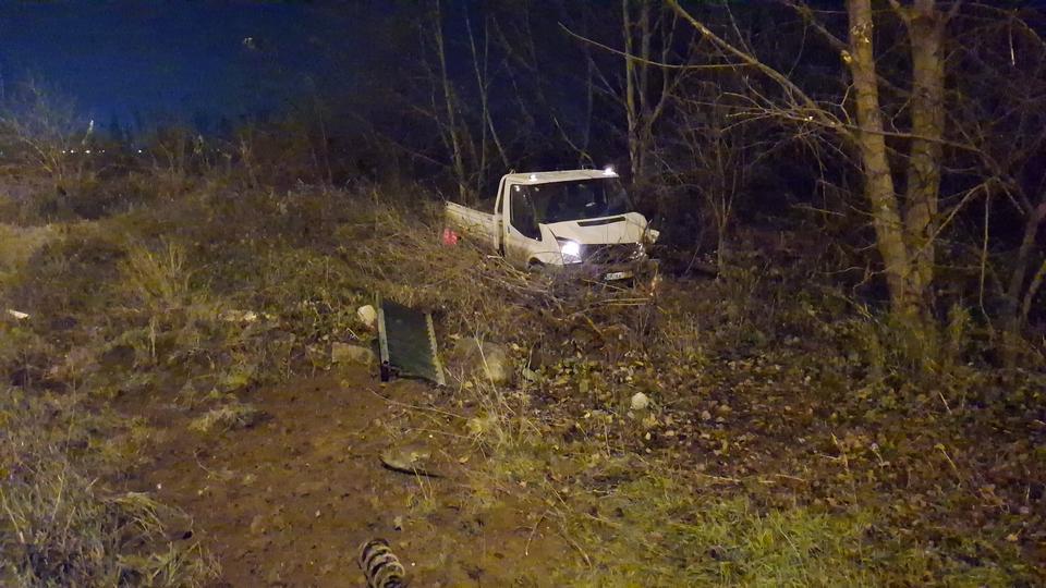 Demir bariyerler araçların üzerine düştü