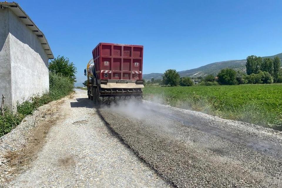 Efeler Belediyesi yol yapım ve onarım çalışmalarını sürdürüyor