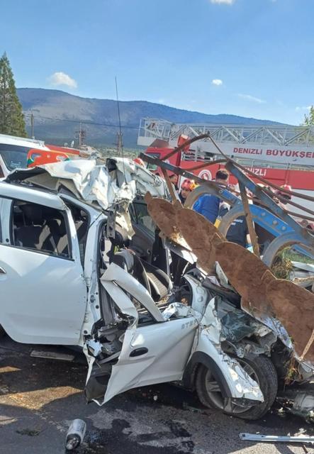 OTOMOBİLİN TRAKTÖRE ÇARPTIĞI KAZADA AĞIR YARALANAN KADIN KURTARILMADI