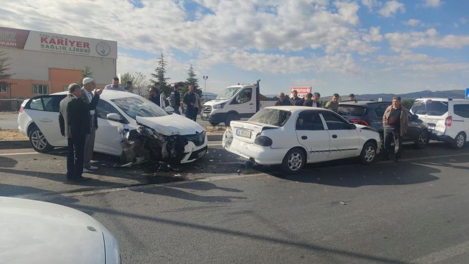 Zincirleme trafik kazası: 4 yaralı