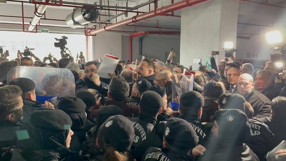 Seçim öncesi belediye binasında gergin anlar: Camlar kırıldı, polis müdahale etti