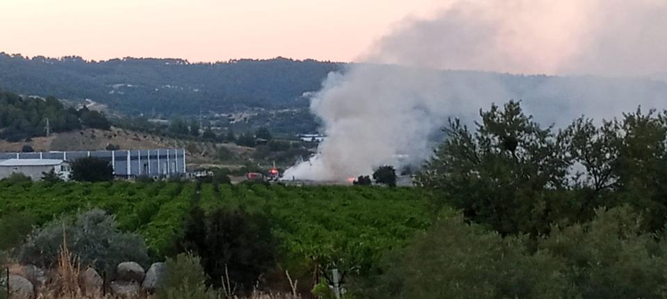 DENİZLİ'DE HURDA VE MOLOZ DÖKÜLEN SAHADA YANGIN ÇIKTI