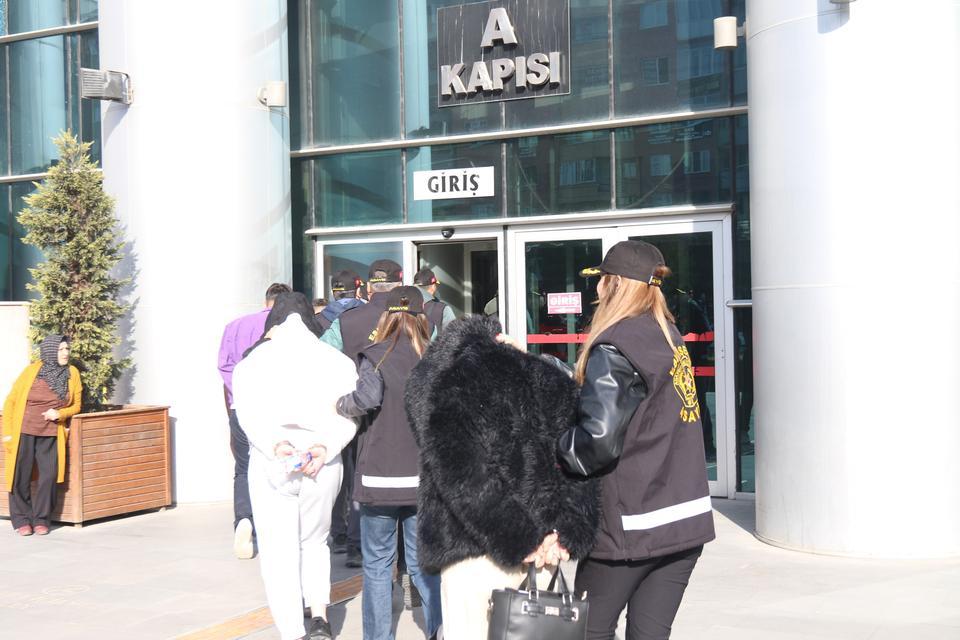 ESKİŞEHİR MERKEZLİ 5 İLDEKİ FUHUŞ OPERASYONUNDA YAKALANAN 17 ŞÜPHELİ ADLİYEYE SEVK EDİLDİ OPERASYONDA 19 MAĞDUR KADIN KURTARILIRKEN, YABANCI UYRUKLU KADINLAR SINIR DIŞI EDİLMEK ÜZERE İLGİLİ BİRİMLERE TESLİM EDİLDİ