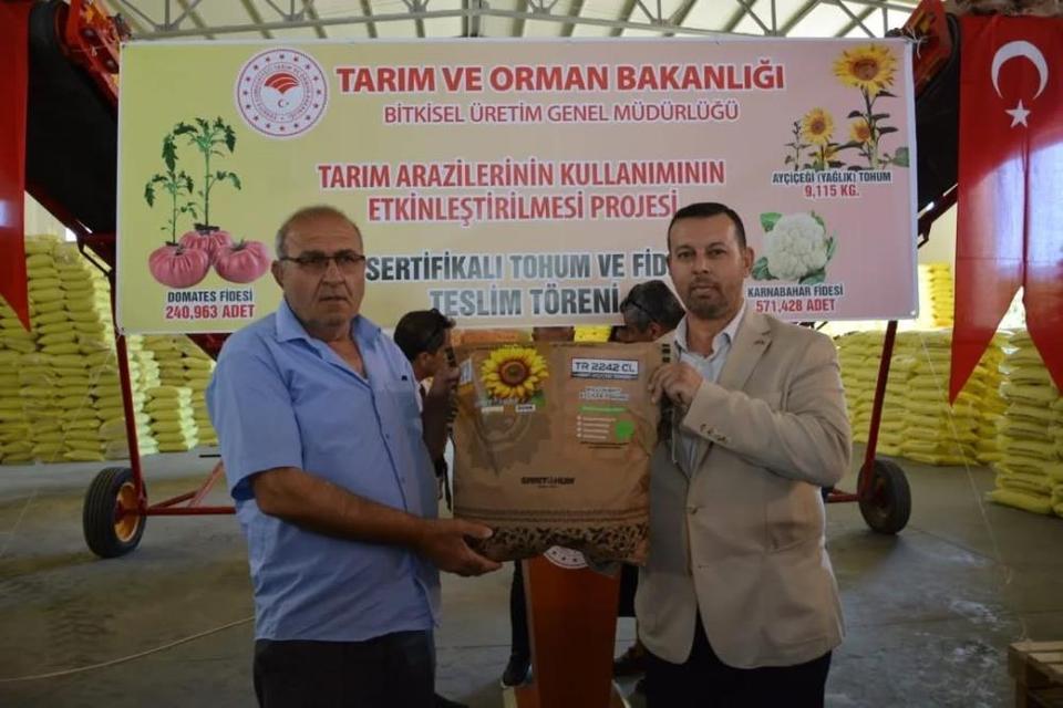 Aydın’da 9 bin kilonun üzerinde ayçiçeği tohumu üreticiye dağıtıldı