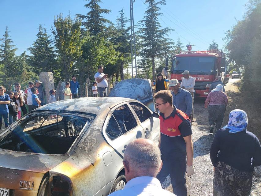 ÇORUM'DA PARK HALİNDEKİ ARAÇ ALEV ALEV YANDI