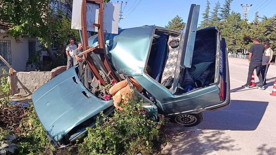 Direğe çarpan otomobil ikiye ayrıldı: 2 yaralı