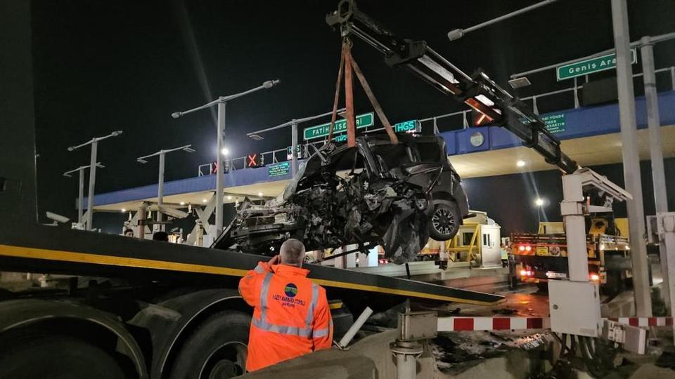 Otomobil gişeye girdi: 1 ağır yaralı