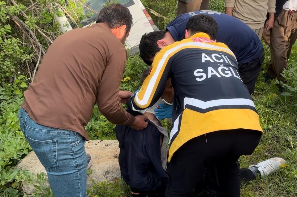 Minibüs yoldan çıktı: 3 yaralı