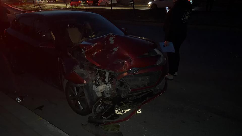 Virajı alamayan otobüs iki otomobile çarptı: Ölümle burun buruna geldiler