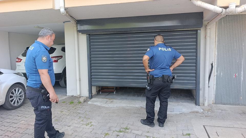 HIRSIZLIK İHBARINA GİDEN POLİS, ÖZEL GARAJDA 5 AYLIK BEBEKLE ANNESİNİ BULDU KADININ KAPISI AÇIK OTOMOBİLE GİRDİĞİ; ARAÇ İÇERİSİNDEN RUHSAT, ANAHTARLAR VE GARAJ KUMANDASINI ALARAK GARAJA GİRDİĞİ ANLAŞILDI GARAJ SAHİBİ KADIN ŞİKAYETÇİ OLMADI BEBEK VE ANNE POLİS EKİPLERİ TARAFINDAN YAKINLARINA TESLİM EDİLMEK ÜZERE GÖTÜRÜLDÜ