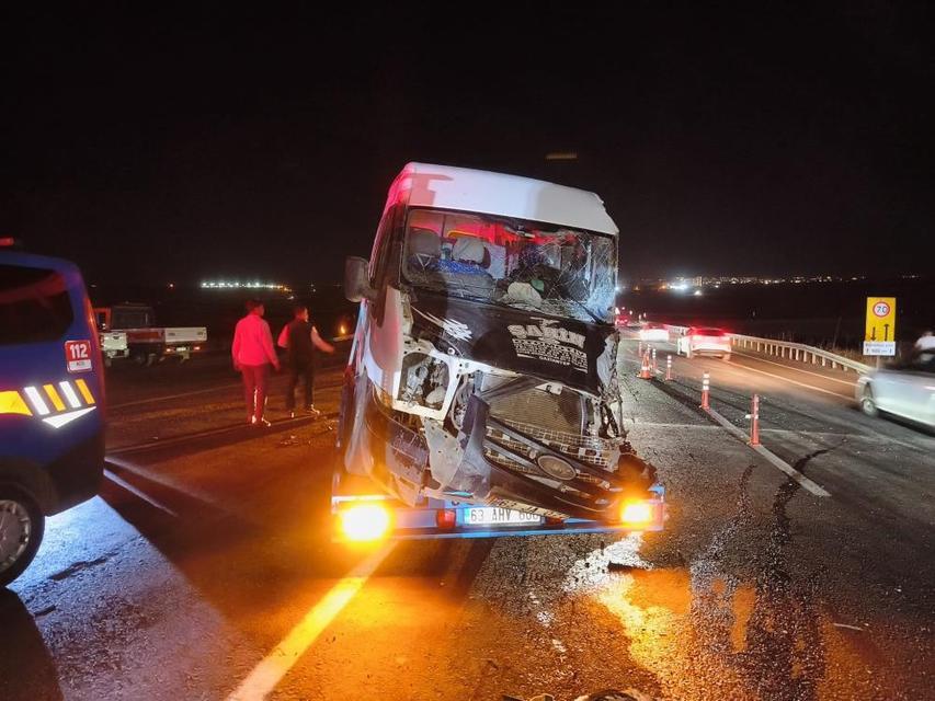 Minibüs ile arazöz çarpıştı: 8 yaralı