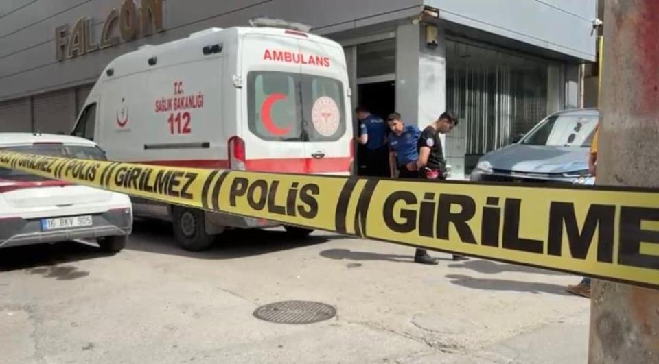 Bir kadını öldürüp canına kıydı