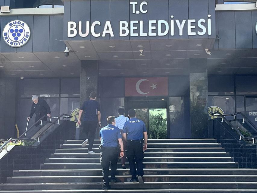 BUCA BELEDİYESİNE HACİZ: İCRA EKİPLERİ BİNADA