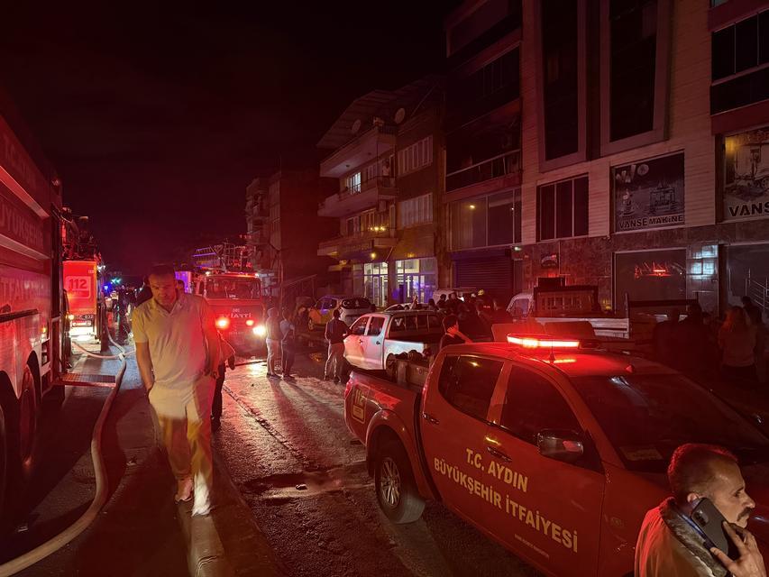 YANGINA UYKULARINDA YAKALANDILAR: 5 KİŞİ DUMANDAN ETKİLENDİ YÜZLERCE KİŞİ GECE YARISI YANAN BİNANIN ÖNNDE TOPLANIP, EVDE MAHSUR KALAN KİİLERİN KURTARILMASNI BEKLEDİ