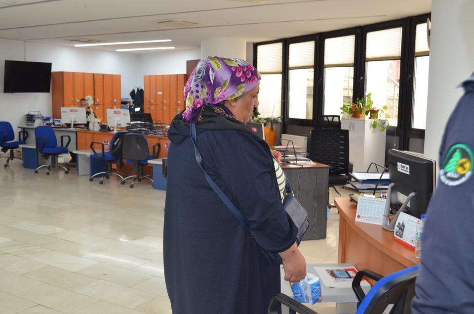 2 SAAT İÇERİSİNDE BİN 554 LİRA PARA TOPLAMIŞ: DİLENCİYE SUÇÜSTÜ DİLENCİ KADININ ÜZERİNDEN BİN 554 LİRA ÇIKTI