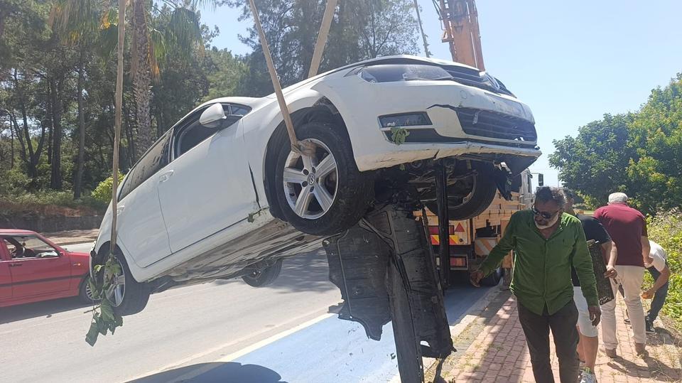 Bu virajı alamayan araçlar bahçeye uçuyor