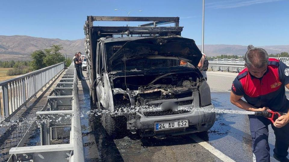 Seyir halindeki kamyon alev alev yandı