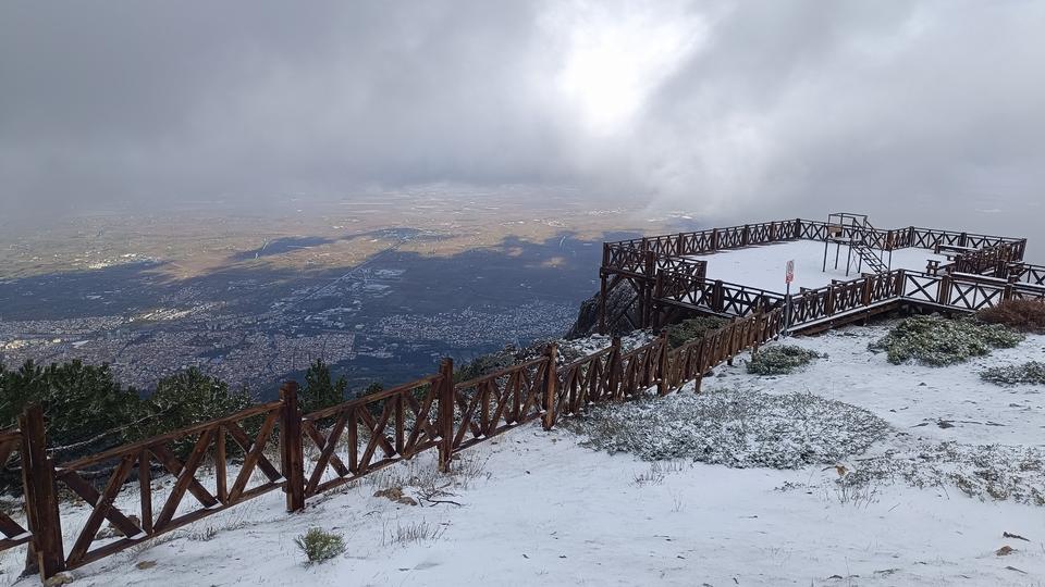 MANİSA'DA SAĞANAK VE DOLU, SPİL'DE KAR