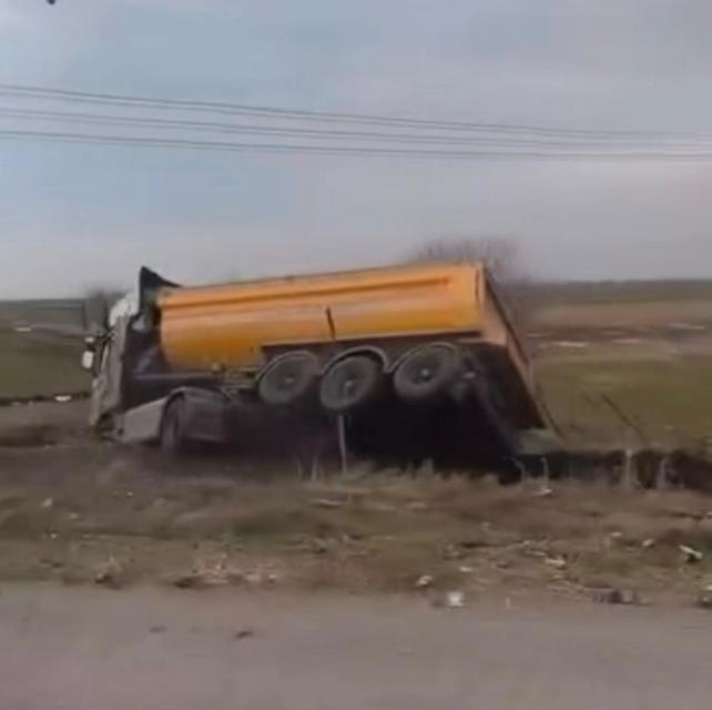 Devrilen kamyonun sürücüsü yaralandı