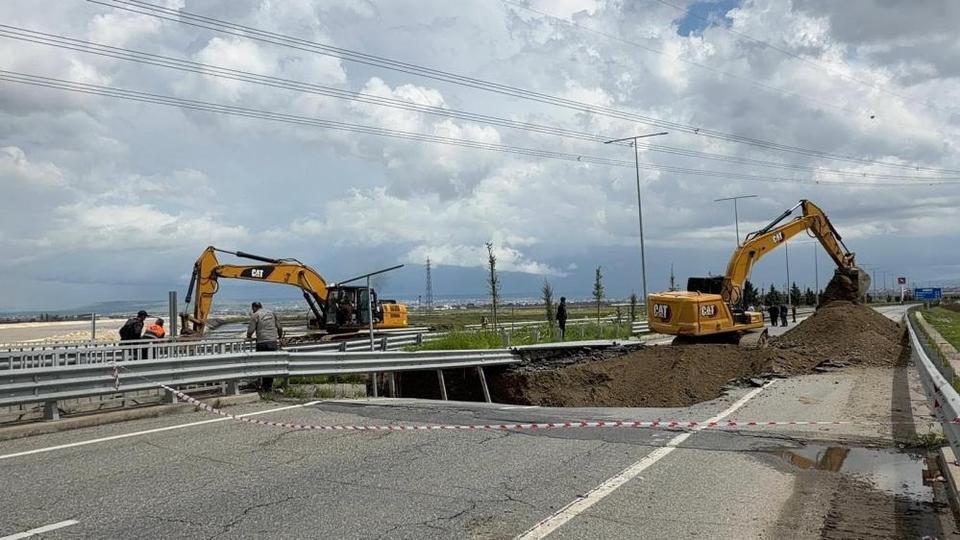 Bir yol daha çöktü