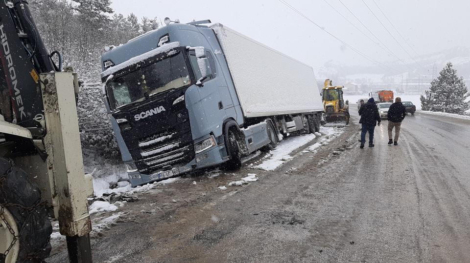 Karlı yolda, tır şarampole devrildi