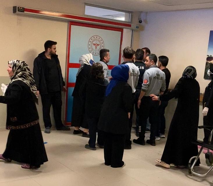 3 YAŞINDAKİ ÇOCUK MERDİVEN BOŞLUĞUNA DÜŞEREK AĞIR YARALANDI