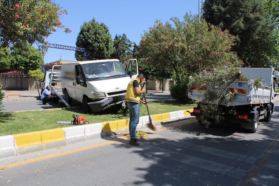 HAKİMİYETİ KAYBOLAN MİNİBÜS REFÜJDE ASILI KALDI
